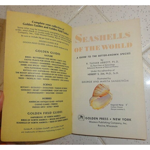 Vintage Seashells of the World Book 1962 A Golden Guide clear Lucite book stand - Picture 6 of 16